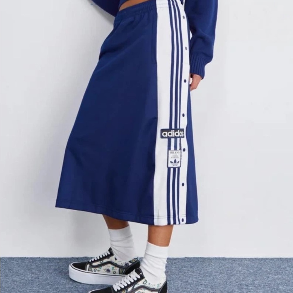 Adicolor striped skirt with snaps at sides. Size S.